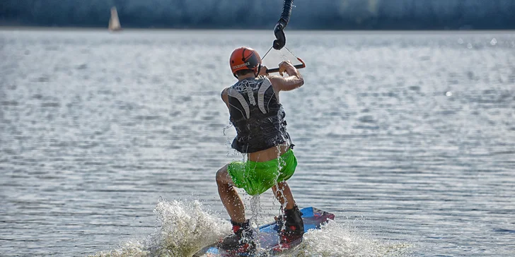 Wakeboarding či vodní lyžování na Seči
