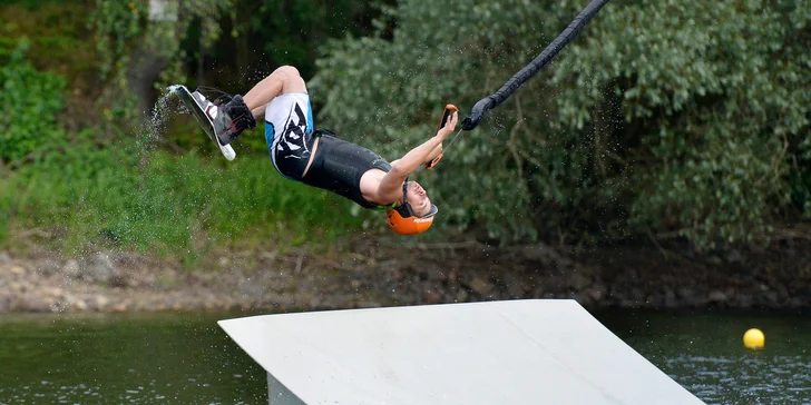 Wakeboarding či vodní lyžování na Seči