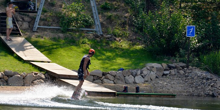 Wakeboarding či vodní lyžování na Seči