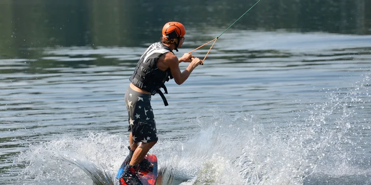 Wakeboarding či vodní lyžování na Seči