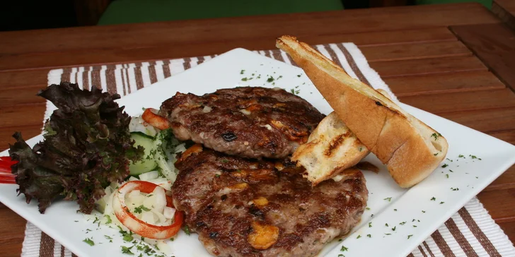2× gurmánská pljeskavice v balkánské restauraci