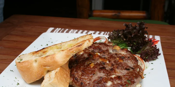 2× gurmánská pljeskavice v balkánské restauraci