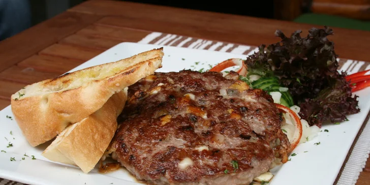 2× gurmánská pljeskavice v balkánské restauraci
