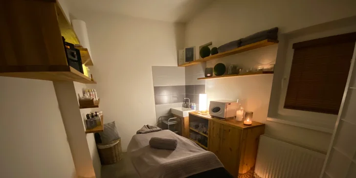 Vždy se těšte na aromaterapeutickou lázeň nohou. Většina balíčků zahrnuje také relaxační masáž na míru. Po konzultaci si vyberete masírovanou partii i typ oleje. 