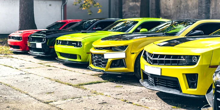 Tyto výkonné stroje s motory dosahujícími až 6,4 l vám poskytnou neuvěřitelný zážitek z rychlosti, síly a luxusu.