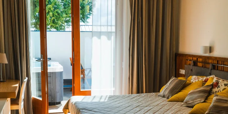 Druhý VIP apartmán nabízí 2 ložnice a terasu s jacuzzi, kterou můžete využívat neomezeně.
