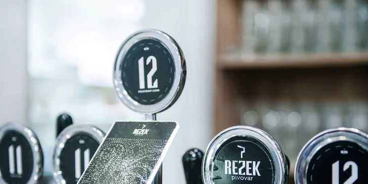 Během kurzu se seznámíte se všemi pomůckami a ingrediencemi pro vaření piva a budete se podílet na všech fázích jeho výroby. 