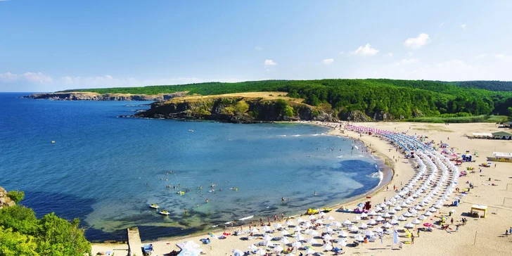 Písečná pláž je vzdálená cca 50 metrů od hotelu.