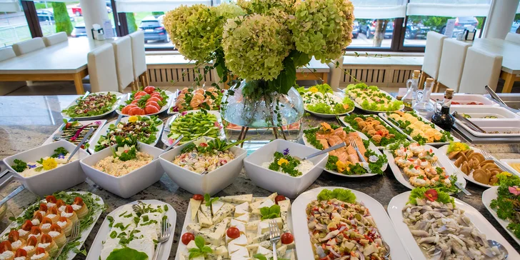 Hotelová restaurace je místem, kde se snoubí poctivá regionální kuchyně s mezinárodními specialitami.