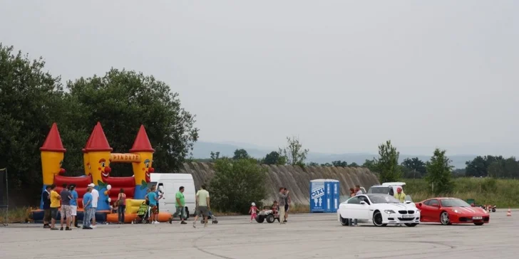 Závodní den se supersporty na okruhu Sosnová