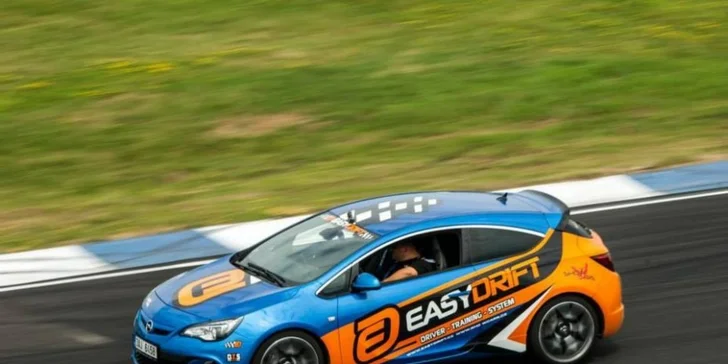 Závodní den se supersporty na okruhu Sosnová