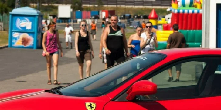 Závodní den se supersporty na okruhu Sosnová
