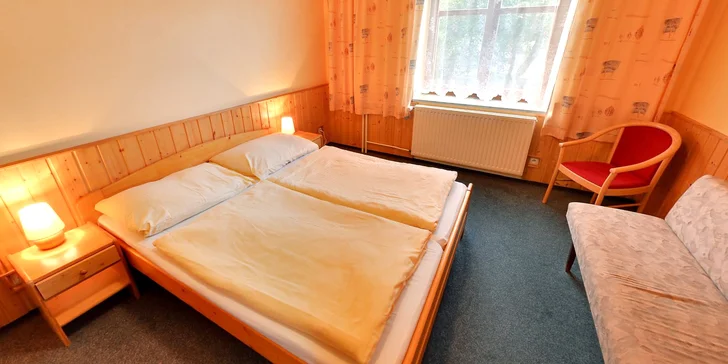 Ubytování budete mít zajištěné v jednoduše zařízeném pokoji pro 2–4 osoby. 