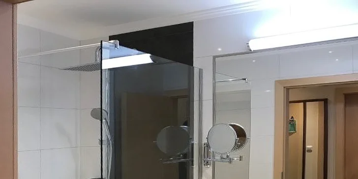 Nechybí ani koupelna s župany.