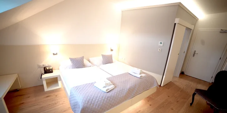 Velká a komfortní postel, stejně jako televize je vám k dispozici. 
