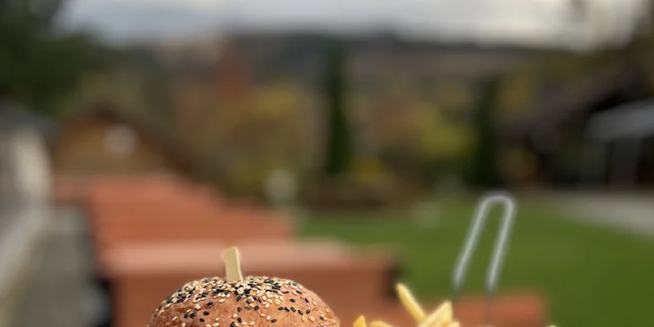 Odměna po výletě? Šťavnatý burger a chvíle, kdy nemusíte vůbec nic řešit.