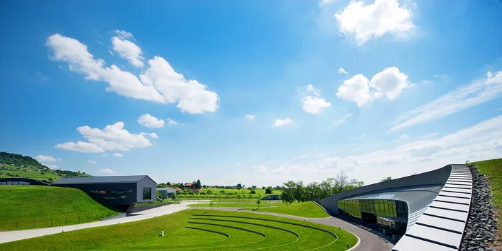 Do krajiny se můžete rozhlédnout z vyhlídkového bodu na Somló-hill nebo z rozhledny Szent István Lookout, prozkoumat můžete i zříceninu Somlói Castle. 