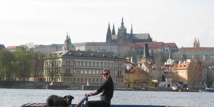 Hodinový pronájem lodičky nebo šlapadla na Vltavě! Bezkonkurenční romantika pod pražskými panoramaty až pro čtyři osoby.