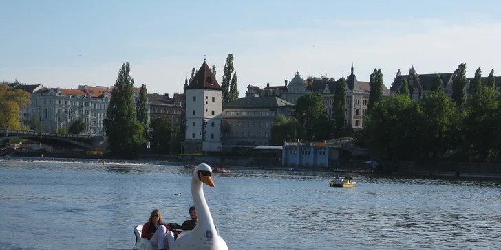 Hodinový pronájem lodičky nebo šlapadla na Vltavě! Bezkonkurenční romantika pod pražskými panoramaty až pro čtyři osoby.