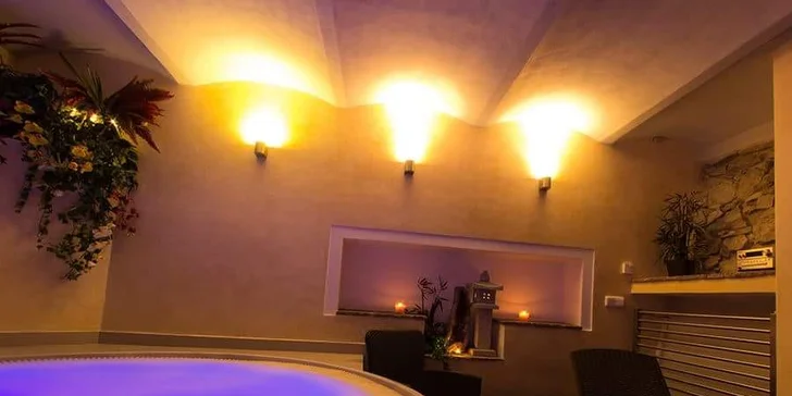 Privátní wellness zóna s vířivkou, infrasaunou a horkým relaxariem s přírodními krystaly.  