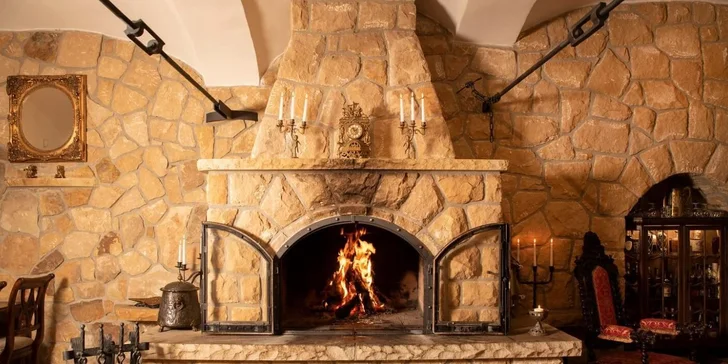 V prostoru restaurace se nachází masivní pískovcový krb, ve kterém v zimní sezóně pravidelně zatápí, večeři si tak můžete vychutnat v opravdu romantickém prostředí. 