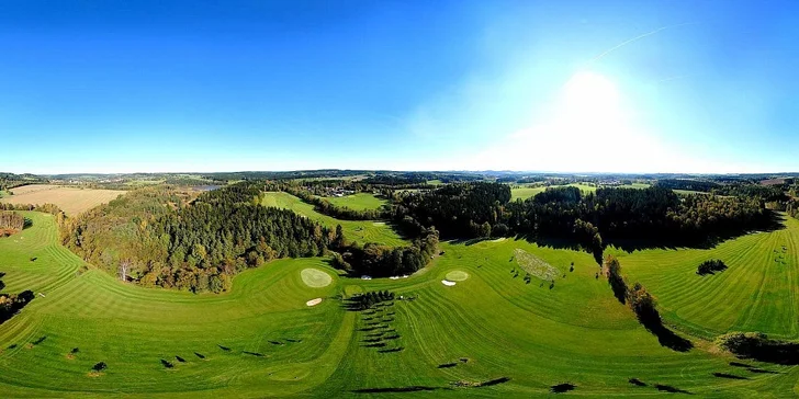 Golf v údolí Chrudimky: green fee na 9 či 18 jamek, driving a košík se 40 míčky ve Svobodných Hamrech