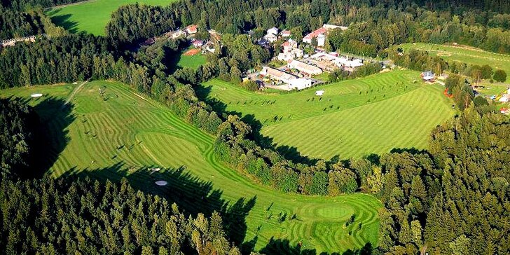 Golf v údolí Chrudimky: green fee na 9 či 18 jamek, driving a košík se 40 míčky ve Svobodných Hamrech
