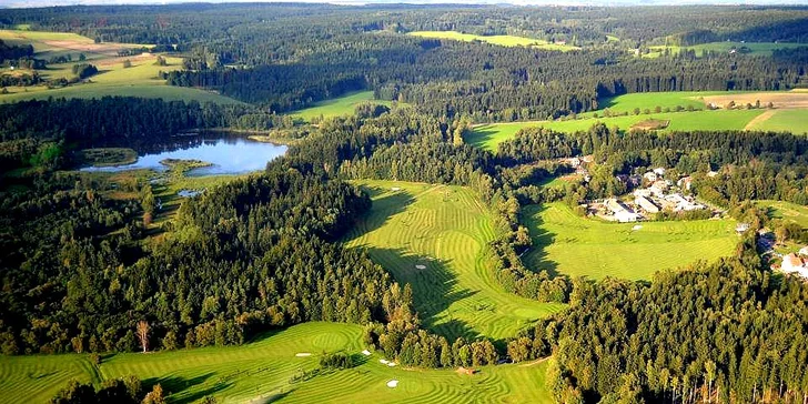 Golf v údolí Chrudimky: green fee na 9 či 18 jamek, driving a košík se 40 míčky ve Svobodných Hamrech