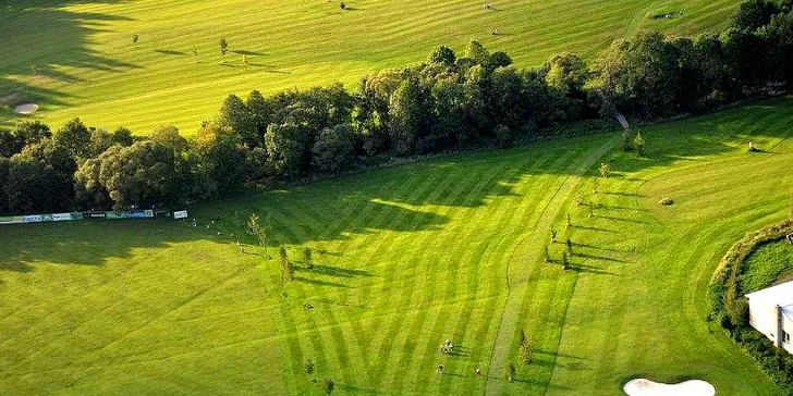 Golf v údolí Chrudimky: green fee na 9 či 18 jamek, driving a košík se 40 míčky ve Svobodných Hamrech