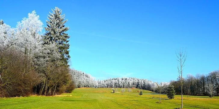 Golf v údolí Chrudimky: green fee na 9 či 18 jamek, driving a košík se 40 míčky ve Svobodných Hamrech