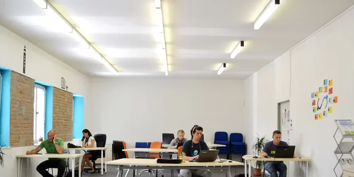 Ušetřete za pronájem celé kanceláře a pronajměte si pracovní místo