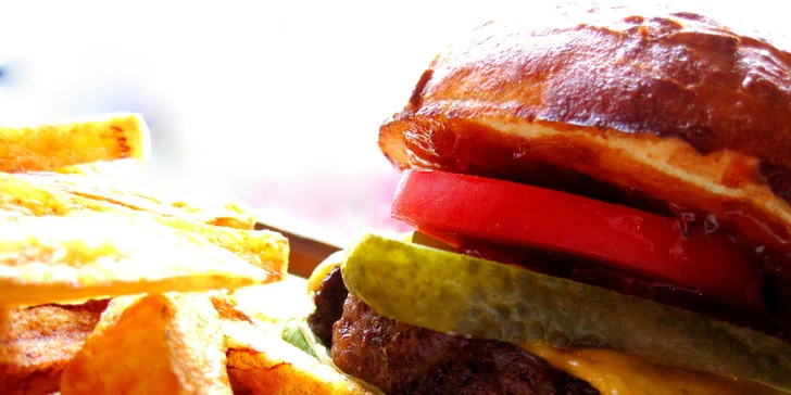 Křídla a domácí burgery v hospůdce u Hradčanské