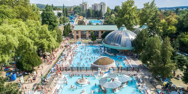 V termálních lázních Eger na vás čeká třináct bazénů včetně plaveckého, tří krytých a dětského zážitkového.