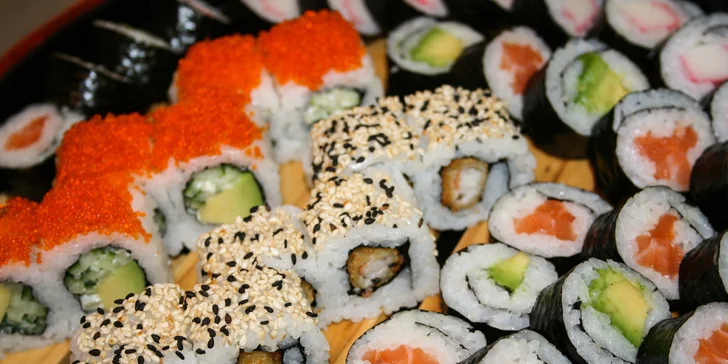 Výběr ze 4 sushi menu v podniku Ginza na Floře