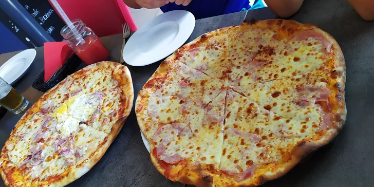 Posedět můžete na místě, nebo si nechat pizzy za příplatek připravit do krabic na odnos. 
