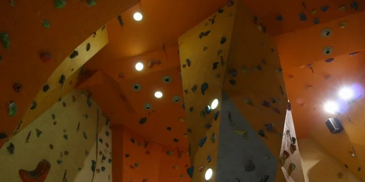 Vstup pro dva nebo neomezená permanentka na lezeckou stěnu na prázdniny