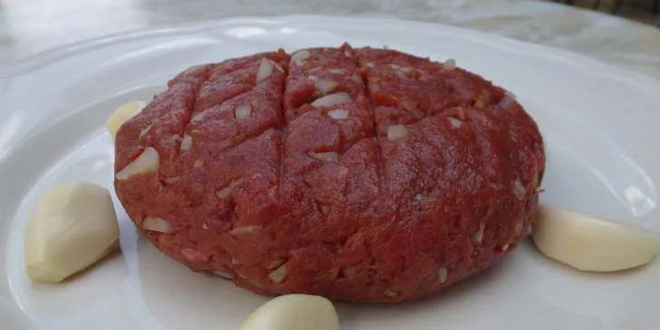 500g tatarák z pravé svíčkové a hromada topinek