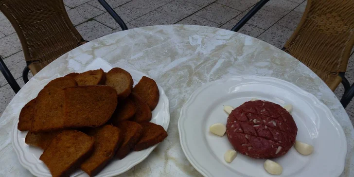 500g tatarák z pravé svíčkové a hromada topinek