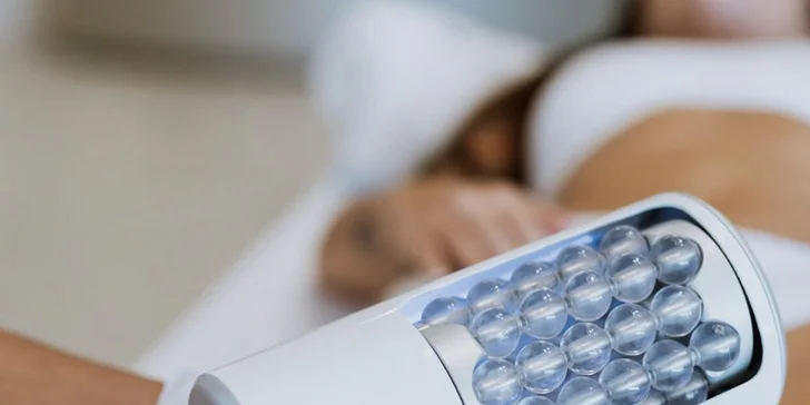 Pracuje pomocí malých kuliček, které jsou umístěny v rotujícím válci na konci přístroje. Tyto kuličky vibrují a přenášejí mikrovibrace do podkožních vrstev kůže.