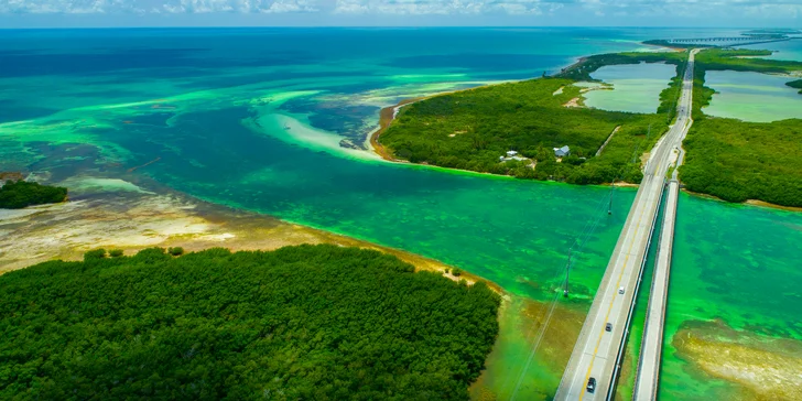 Zúčastnit se můžete i fakultativních výletů, třeba na Key West, kam pojedete po unikátní cestě Overseas Higway nad oceánem.