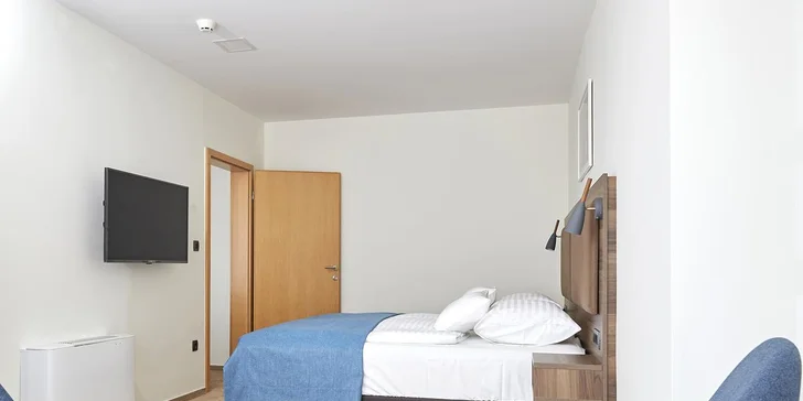 Během pobytu se zabydlíte v moderním pokoji Standard 2 s manželskou postelí, klimatizací, Wi‑Fi připojením i vlastní terasou.
