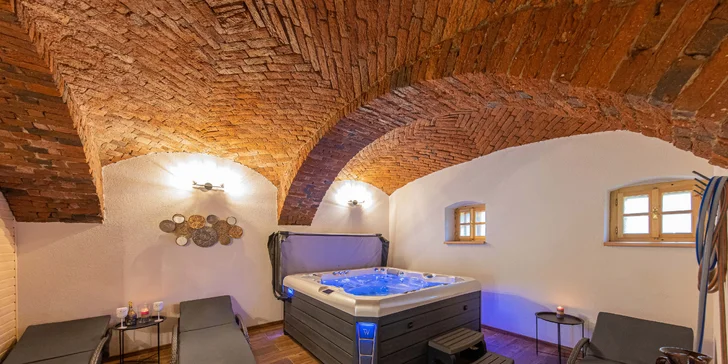 Podsklepení chaty zabírá wellness, které můžete během pobytu využít neomezeně. Odhalené cihlové stropy a podlahové vytápění se postarají o příjemnou atmosféru.