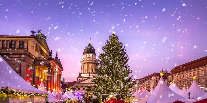 V době adventu si nenechte ujít vánoční trhy. 