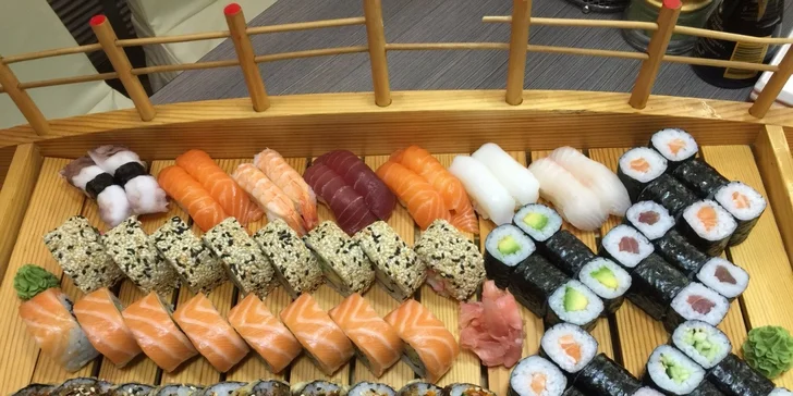 Působivě podávaný set se 95 sushi dobrotami. 
