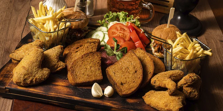 Labužnické prkno pro 2 osoby: křídla, miniburgery, tataráček a přílohy