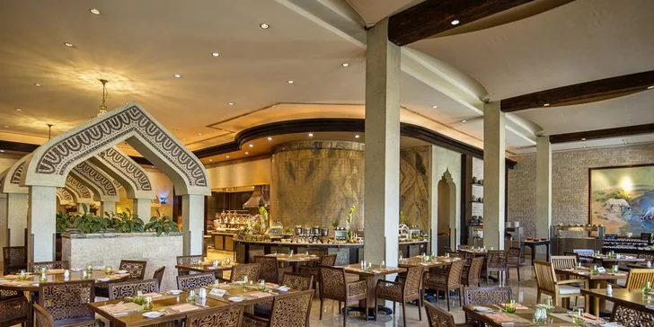 V resortu jsou 4 luxusní restaurace a 2 bary.