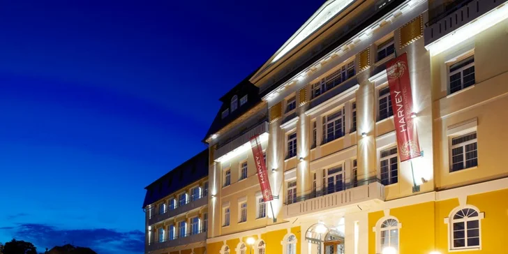 Hotel sídlí v stylové neoklasicistní budově z roku 1916.