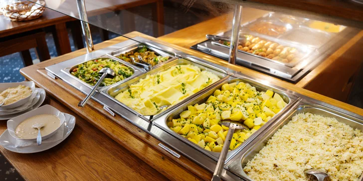 Večerní raut zahrnuje polévku, 2–3 druhy hlavních chodů, 1 vegetariánské jídlo, 4–5 druhů salátů a dezert.