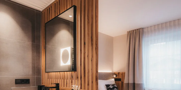 Je tu i minibar, TV a trezor. 