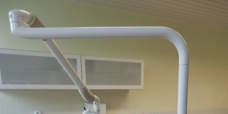 Zubní kámen a bakterie patří do plivátka.